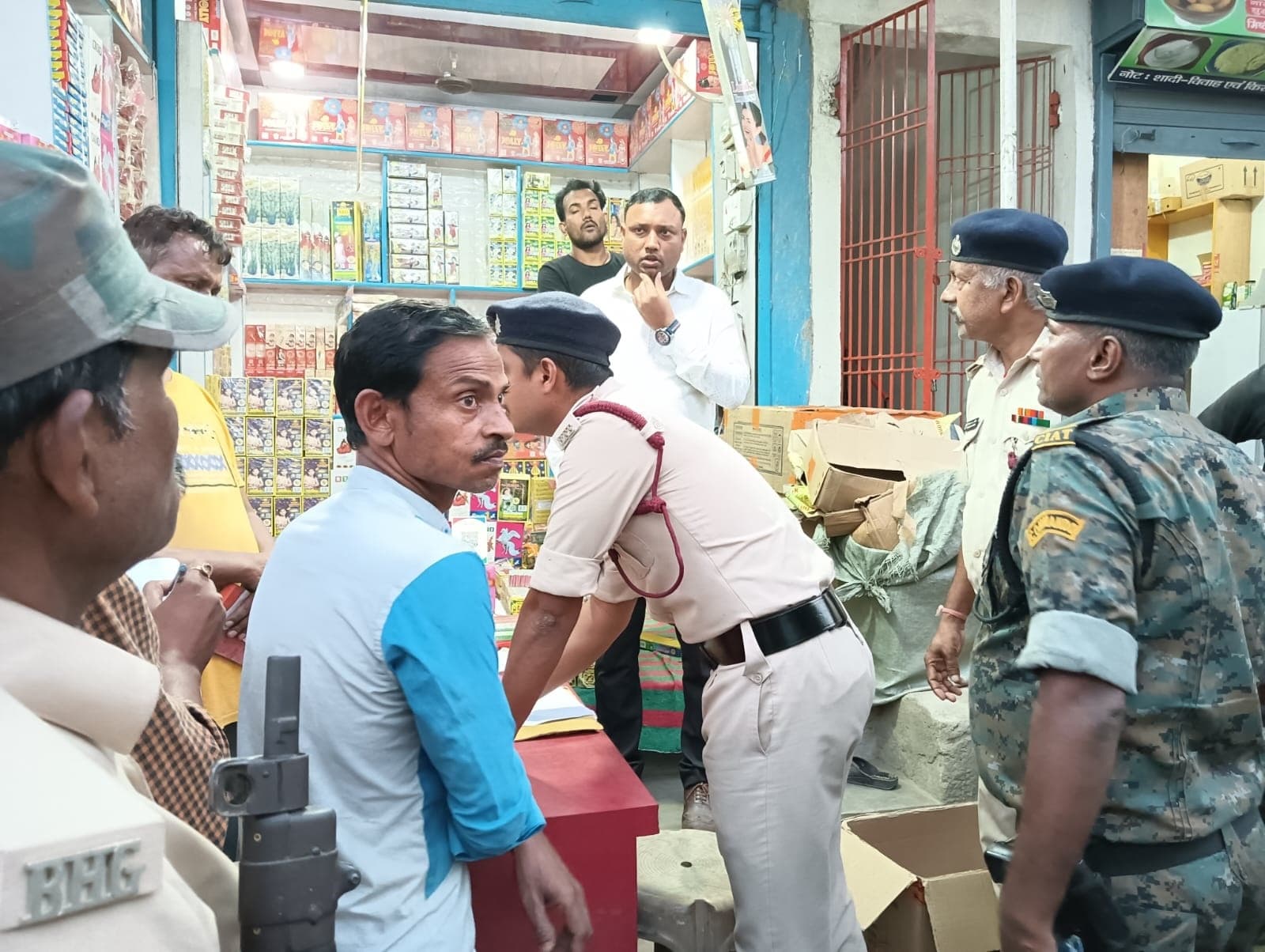 Samastipur News: पटाखों दुकानों पर छापेमारी, एसडीओ ने शुरू की कार्रवाई