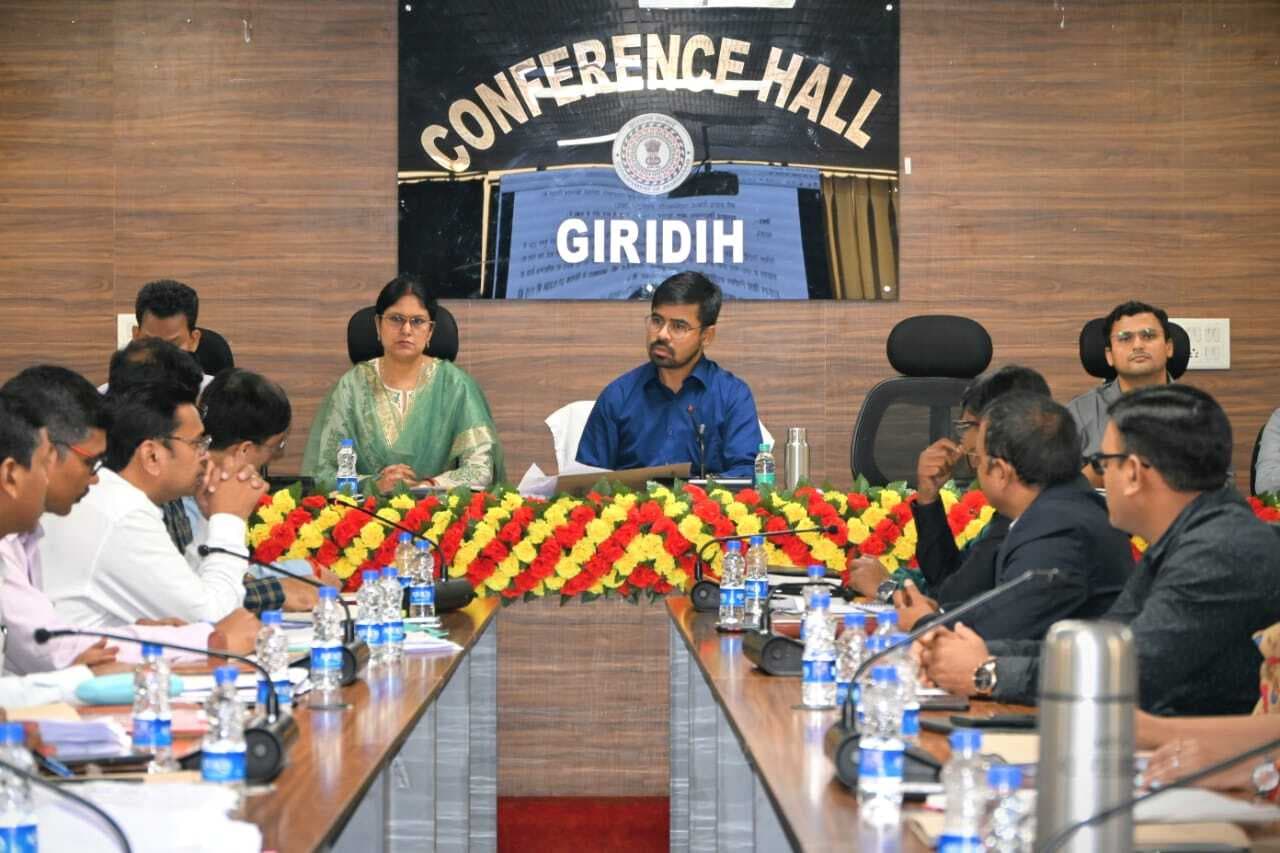 Giridih News: निर्वाचन कार्य में न बरतें किसी भी प्रकार की लापरवाही : डीसी