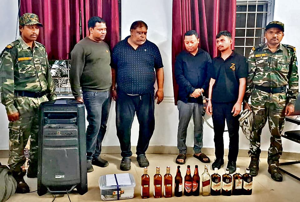 होटल में खेला जा रहा था जुआ, दो बिल्डर सहित चार गिरफ्तार