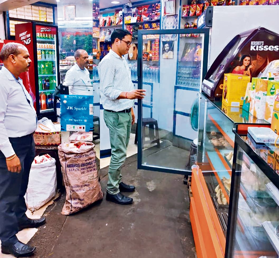 Ranchi News: मिठाई दुकानों और रेस्तरां में छापेमारी, सैंपल हुए जब्त