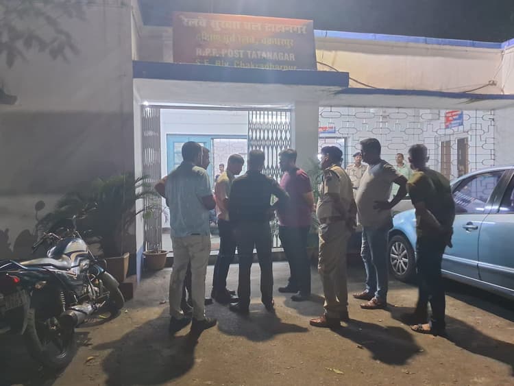 Jamshedpur News : गीतांजलि एक्सप्रेस से स्वर्ण आभूषण लेकर उतरे दो युवक टाटानगर स्टेशन पर पकड़ाये