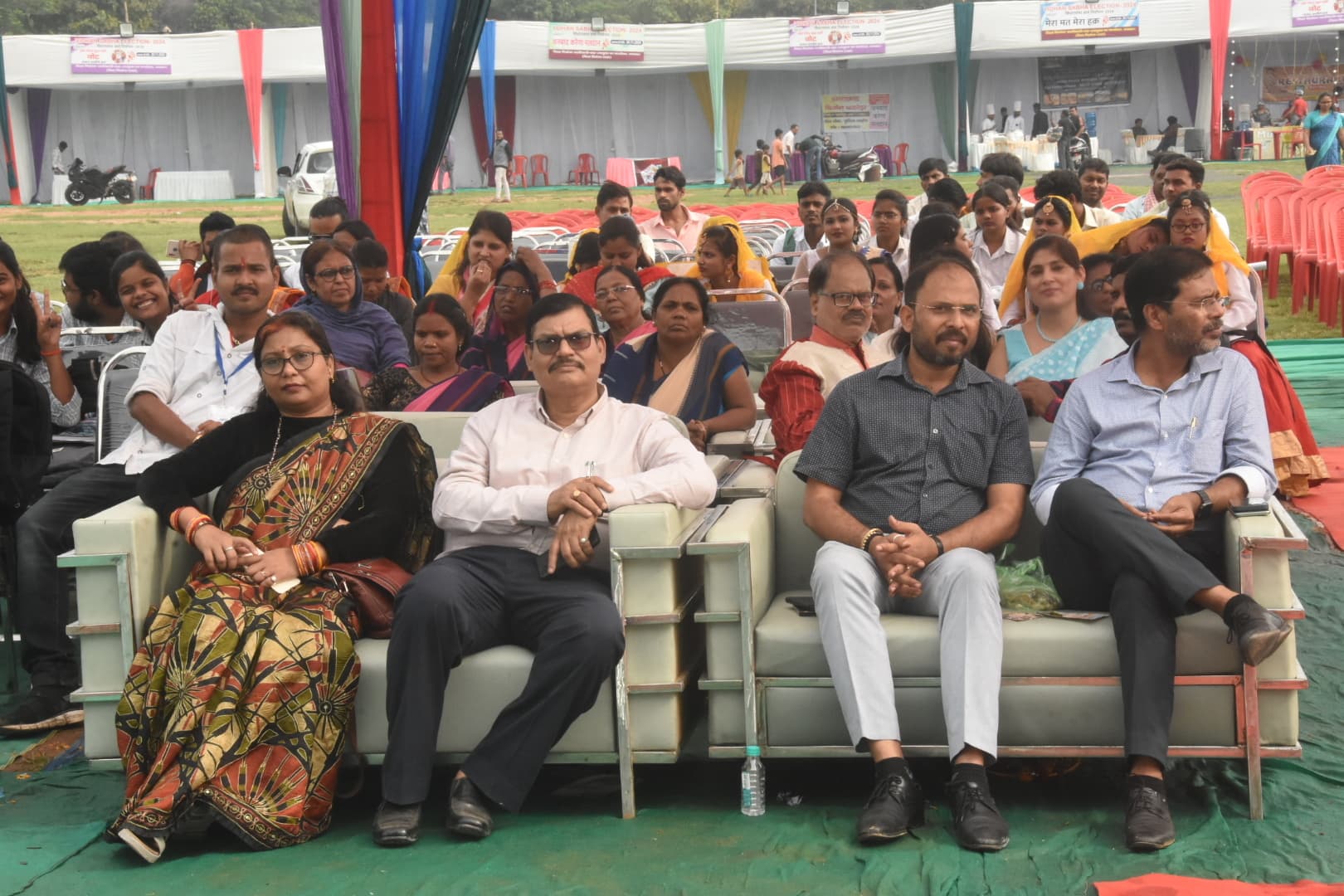 DHANBAD NEWS : मोबाइल फोन का फ्लैश ऑन कर मतदान का लिया संकल्प