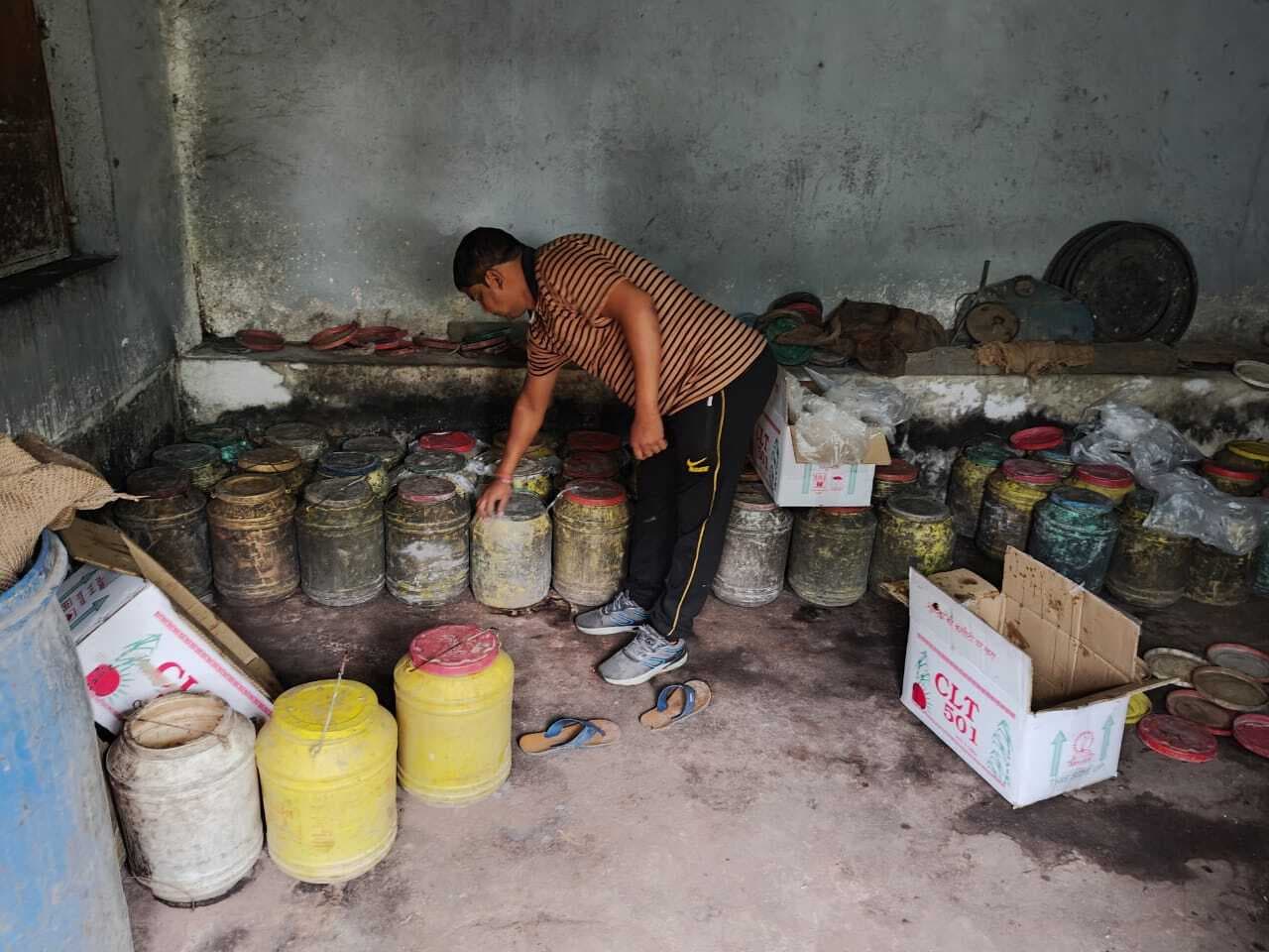 Dhanbad News: 500 किलो जावा महुआ नष्ट, 317 लीटर शराब जब्त, एक गिरफ्तार