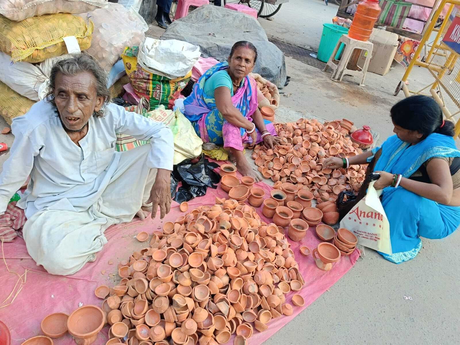 मिट्टी के दीये जलाना हमारी परंपरा,इस संस्कृति को बनाए रखना हमारा कर्तव्य