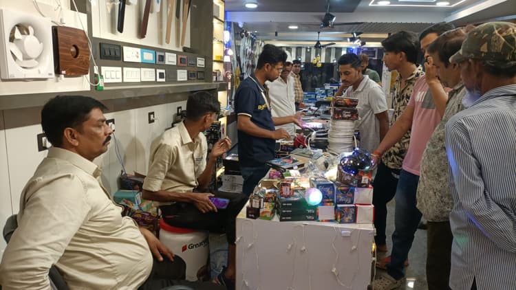 धनतेरस को लेकर सज गया पूरा बाजार, व्यवसायियों को धनवर्षा की उम्मीद