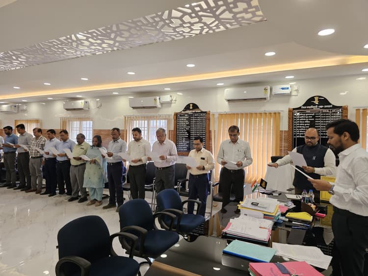 सतकर्ता अभिचेतना सप्ताह का हुआ शुभारंभ, डीएम ने अधिकारियों ईमानदारी व सत्यनिष्ठा की दिलायी शपथ