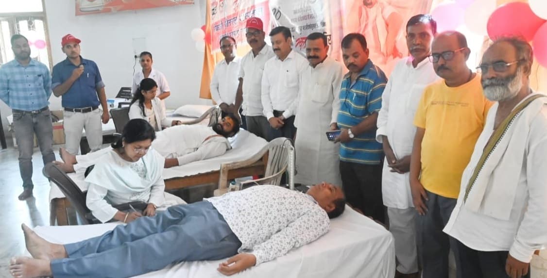 BOKARO NEWS: एक यूनिट रक्त से बचायी जा सकती है तीन लोगों की जान : डॉ श्रवण कुमार