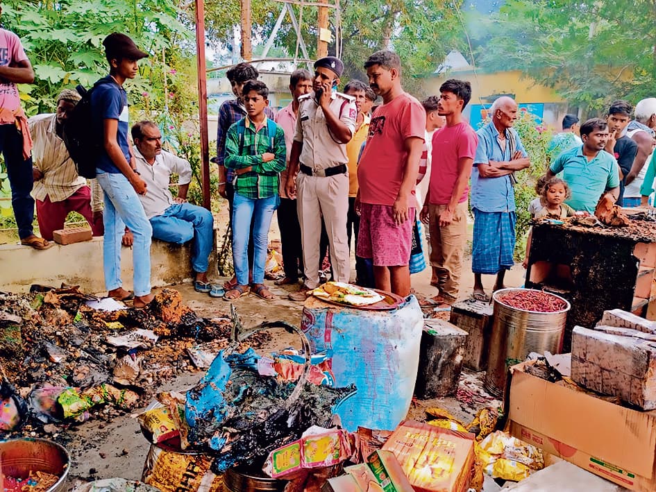 Chhapra News : किराना दुकान में लगी भीषण आग, लाखों का सामान जलकर राख