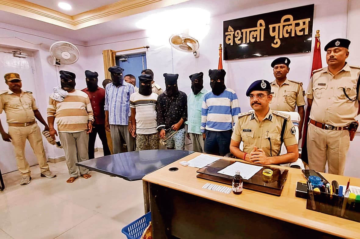 hajipur news. नशीली दवा के साथ नशाखुरानी गिरोह के सात सदस्य गिरफ्तार