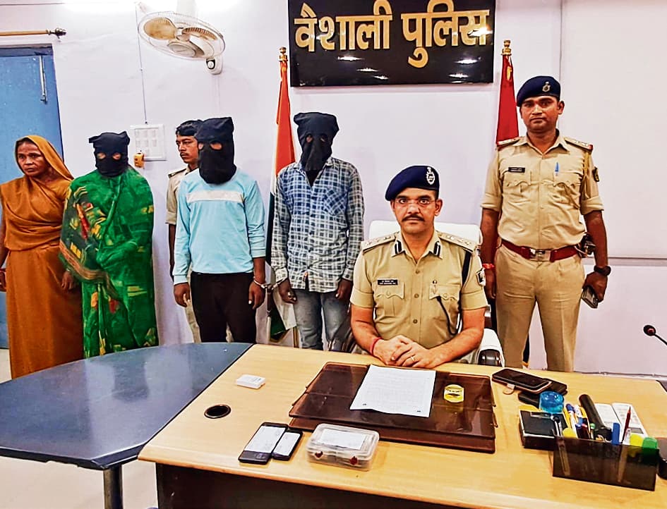 hajipur news. चार साल के बच्चे की खरीद-बिक्री के आरोप में तीन गिरफ्तार