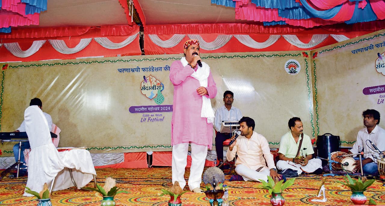 Gopalganj News  : कवने खोतवा में लुकइलु आहि रे बालम चिरई..., सांस्कृतिक कार्यक्रम में मदन राय की गायकी से महोत्सव का हुआ समापन
