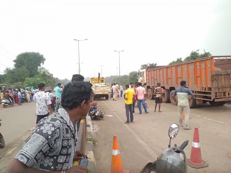 Rourkela news: कैंपर ने स्कूटी को मारी टक्कर, भाई की मौत, बहन गंभीर