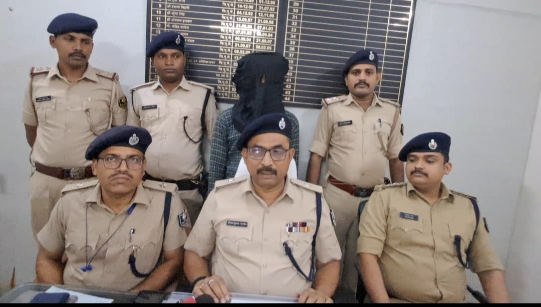 Samastipur News: किराना दुकान का कर्मी ने लूट के षडयंत्र में गिरफ्तार