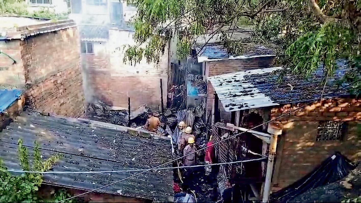 चार्ज करते वक्त स्कूटी की बैटरी में विस्फोट, कमरे में लगी आग