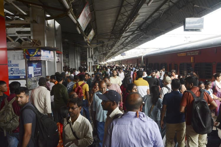 कोई टॉयलेट में खड़े, तो कोई पंखे से कपड़ा बांध पहुंच रहा बिहार