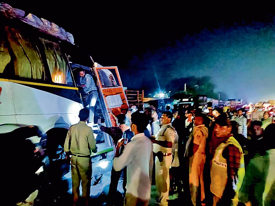 कोलकाता से मुजफ्फरपुर जा रही बस जामुड़िया में दुर्घटनाग्रस्त