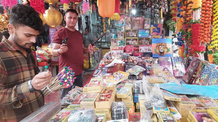 पटाखों की बढ़ी बिक्री, ‘माचिस बंदूक’ बच्चों की पहली पसंद