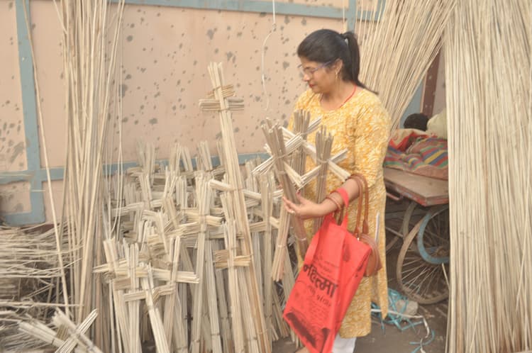 कहीं गुम हो गईं तो कहीं विलुप्त होने के कगार पर दिवाली की परम्पराएं