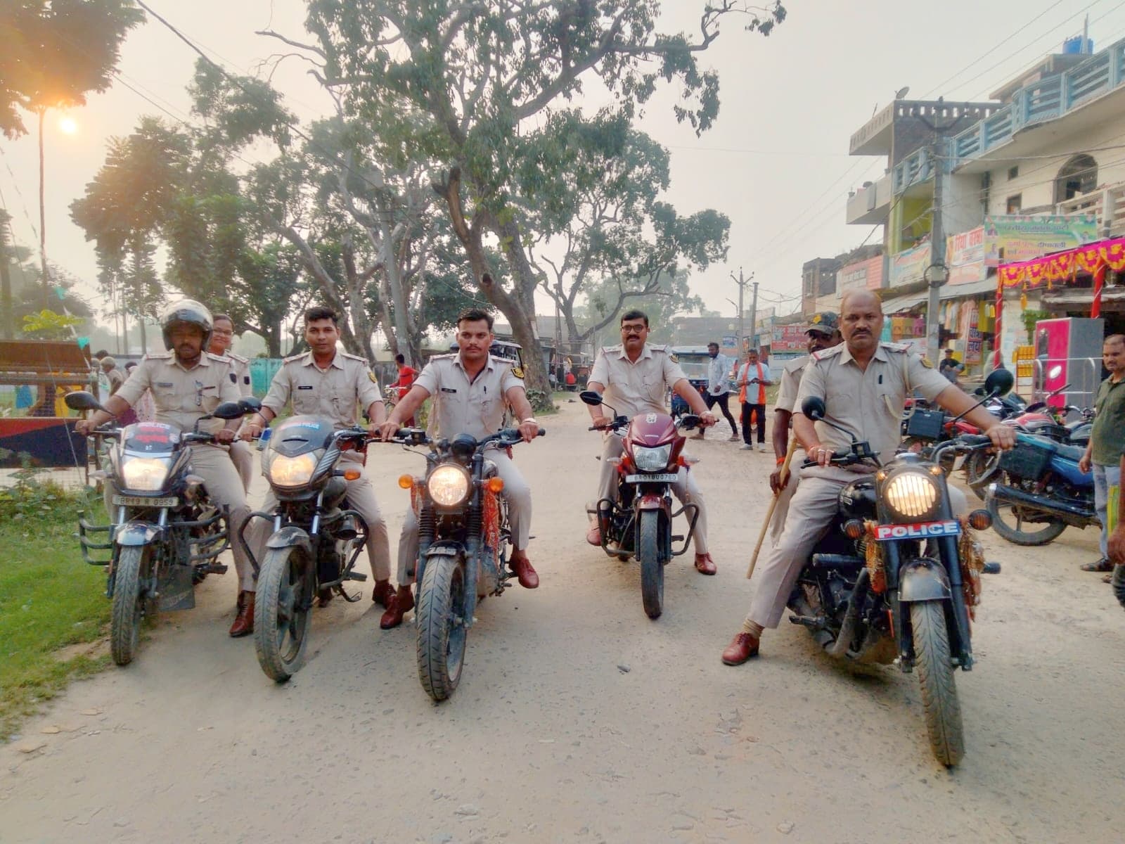 पुलिस बल ने निकाला फ्लैग मार्च