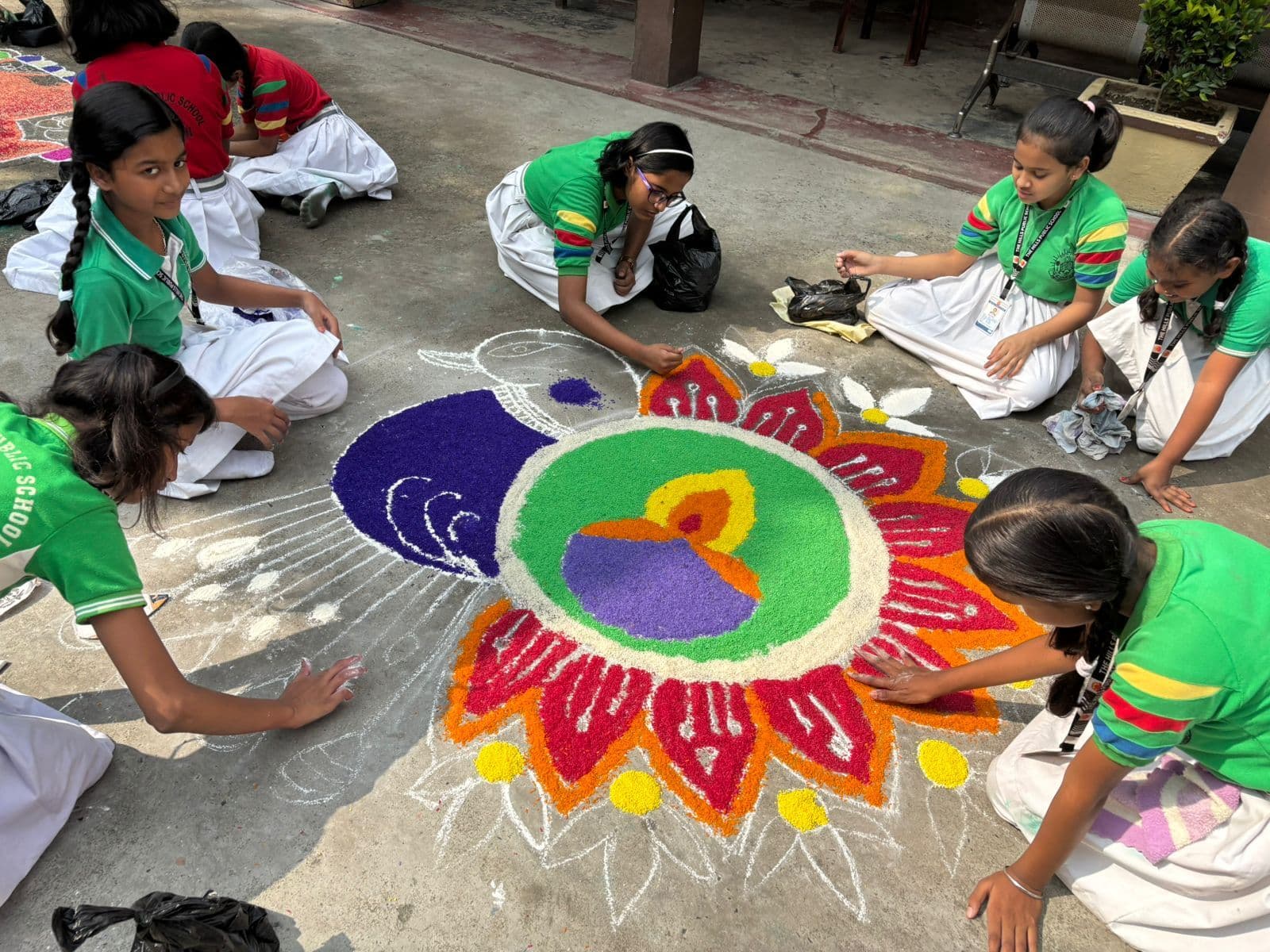रंगोली प्रतियोगिता में अव्वल आये प्रतिभागियों को किया गया पुरस्कृत