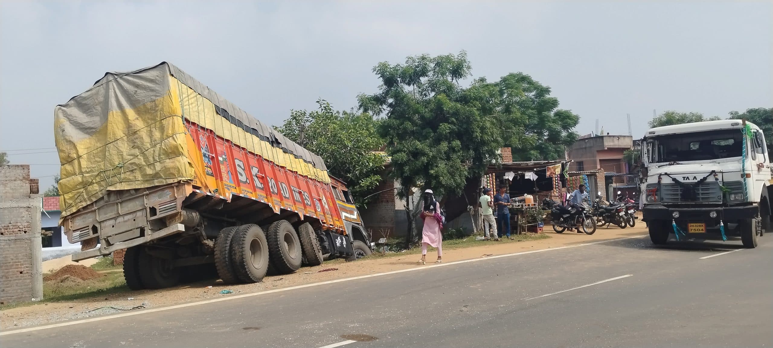 ट्रेलर और ट्रक में टक्कर, चालक घायल