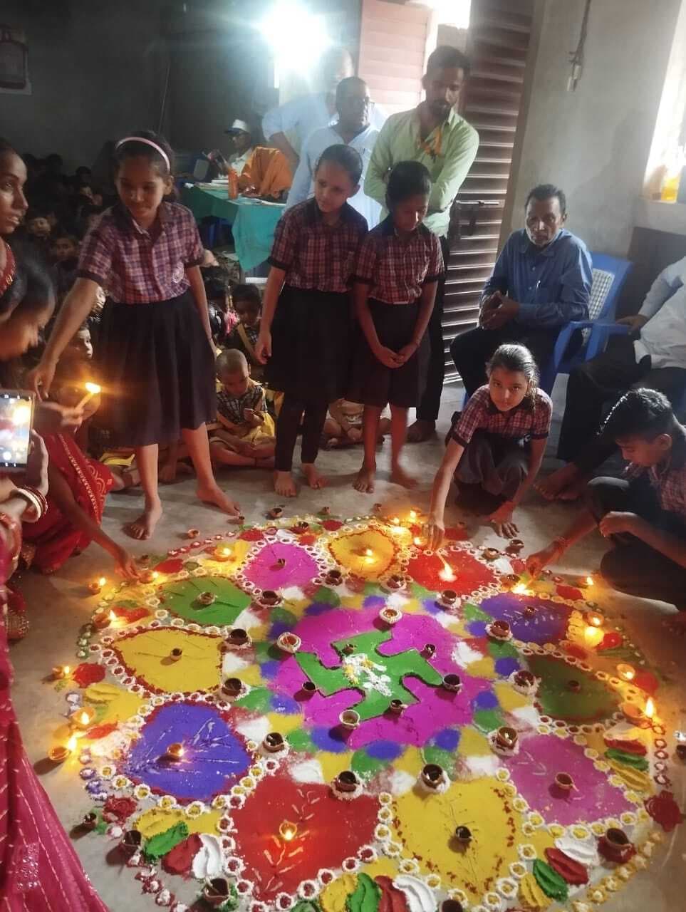 स्कूली बच्चों ने दीपावली व लोक आस्था के महापर्व का दिया संदेश