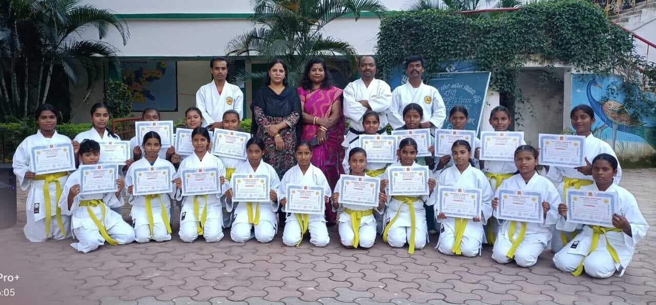 Karate: कराटे में 20 छात्राओं को मिला येलो बेल्ट