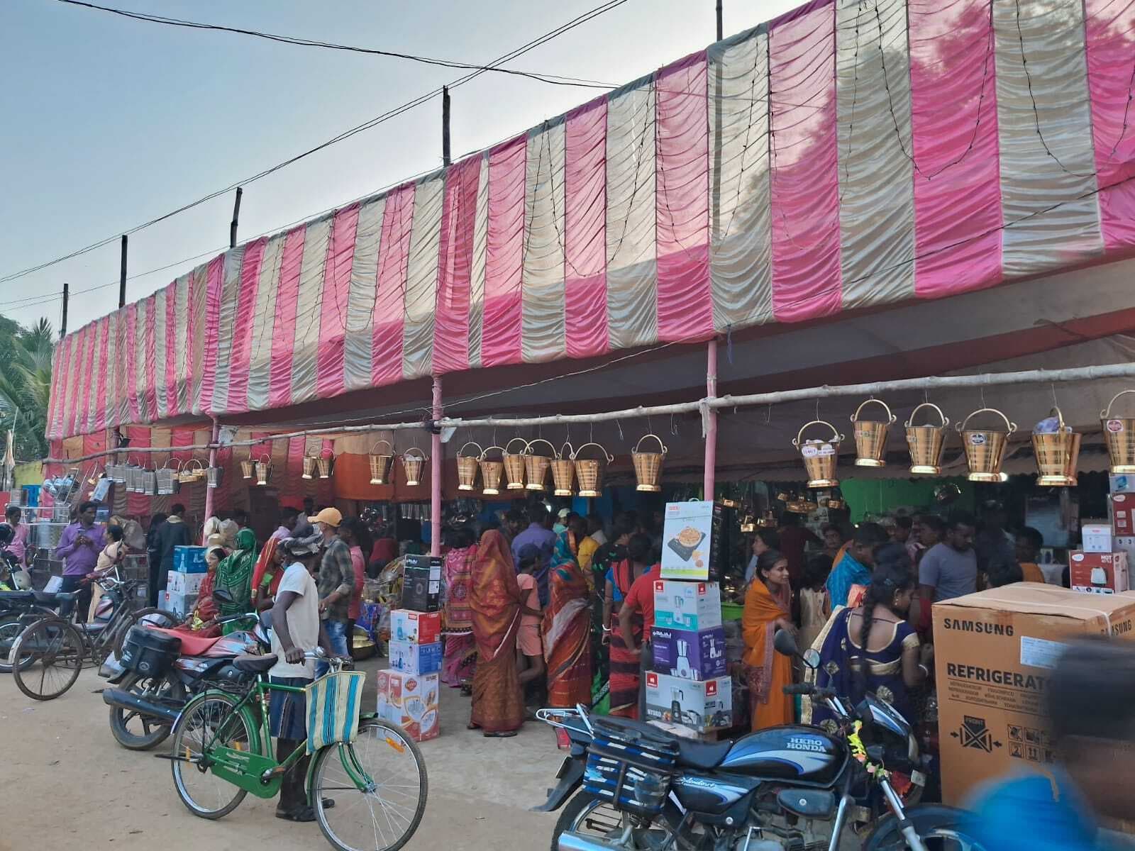 धनतेरस पर लोगों ने आभूषण व बर्तनों की खरीदारी की