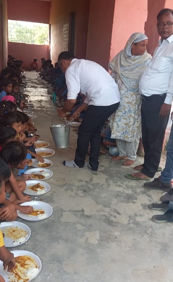 उमिव महादेवदिघी में तिथि भोजन का आयोजन, छात्र और छात्राओं ने खाया खाना