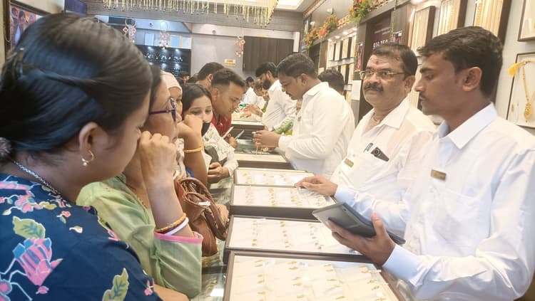 धनतेरस पर लोगों ने जमकर की खरीददारी, सौ करोड़ से अधिक का हुआ कारोबार