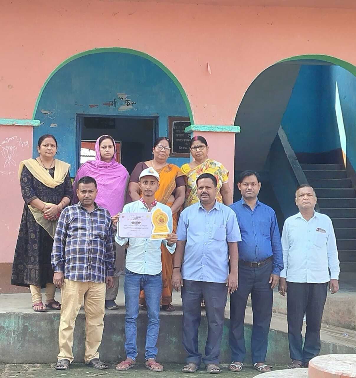 चित्रकला प्रतियोगिता के विजेता छात्र अभिषेक हुए सम्मानित