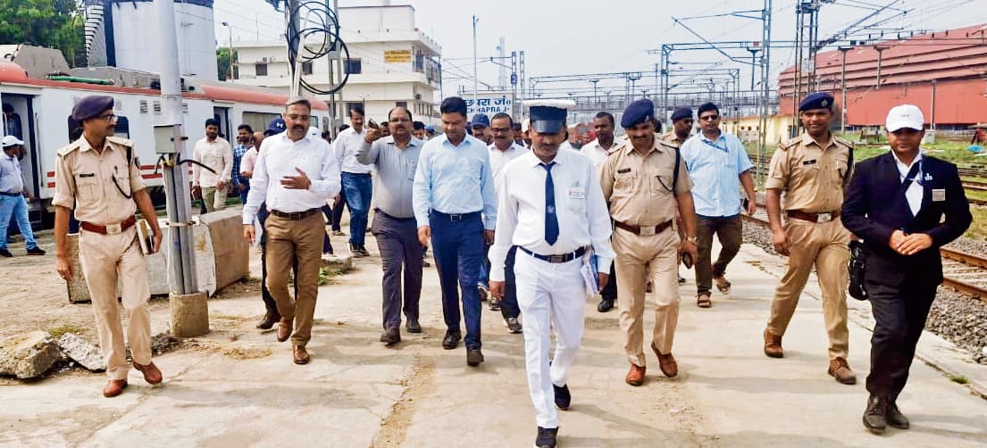 Chhapra News : त्योहारों के दौरान जंक्शन व सर्कुलेटिंग एरिया में बढ़ायी गयी सुरक्षा, एडीआरएम ने लिया जायजा