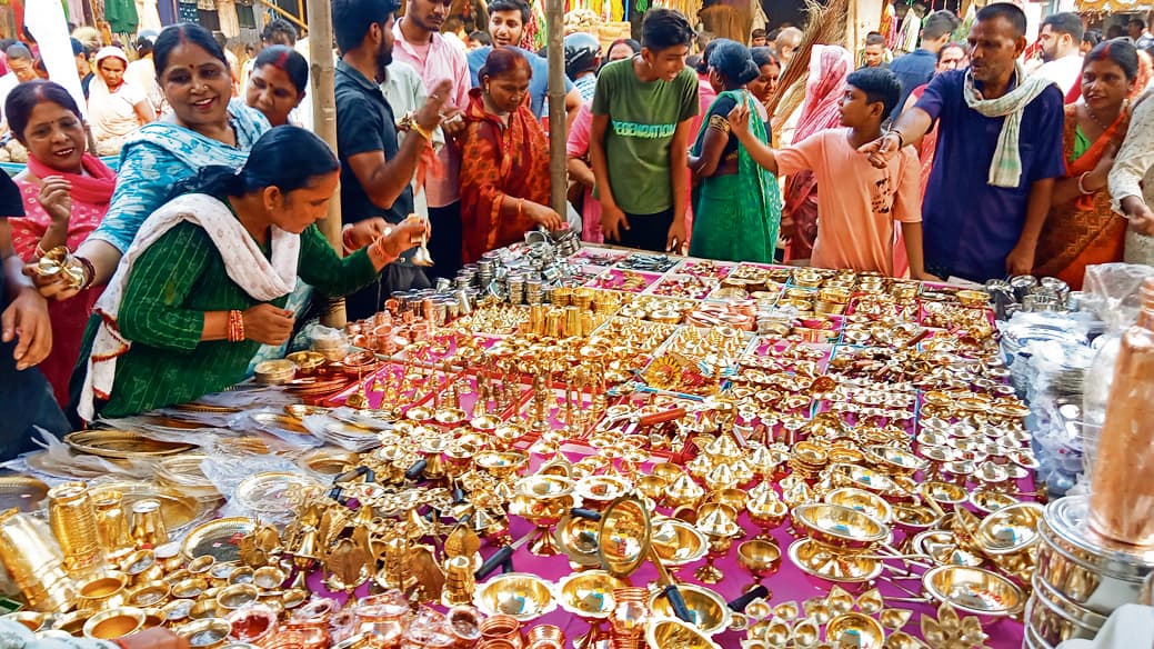 Chhapra News : धनतेरस पर शहर के बाजारों में देर रात तक उमड़ी रही खरीदारों की भीड़