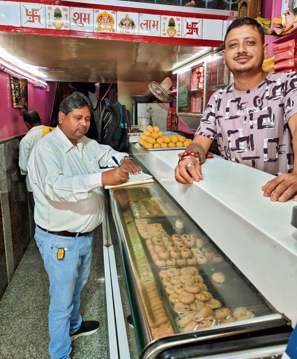 Chhapra News : जिले में खाद्य विभाग ने मिठाई की दुकानों पर की छापेमारी, जांच के लिए भरे नमूने