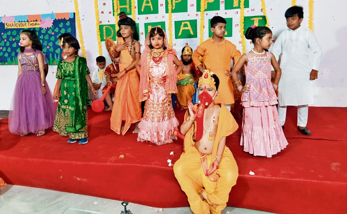 Chhapra News : दीपोत्सव कार्यक्रम में बच्चों ने गीत व नृत्य प्रस्तुत कर दर्शकों का मोहा मन