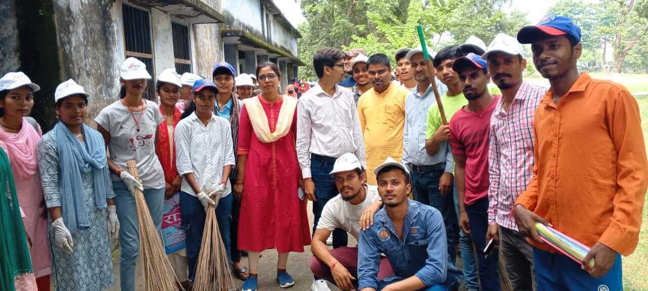 महाविद्यालय के आसपास के क्षेत्र में चलाया गया साफ सफाई अभियान
