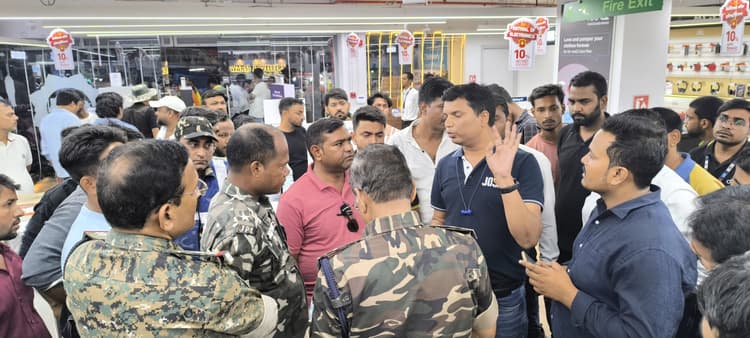 Giridih News: शोरूम में कर्मी की मौत, शव रख परिजनों ने किया प्रदर्शन