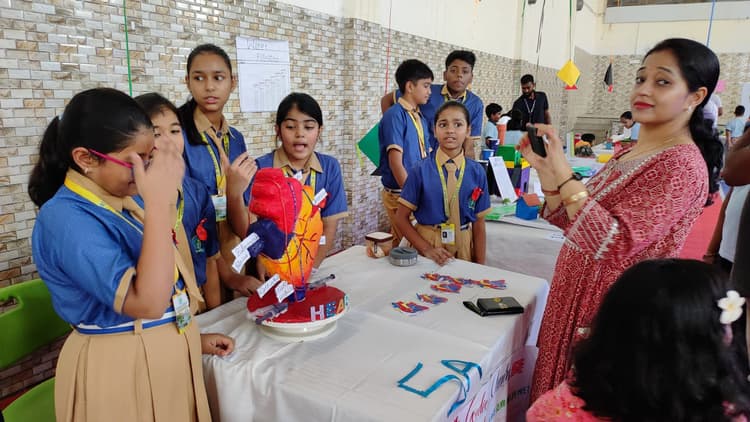 Giridih News: सलूजा गोल्ड स्कूल के विज्ञान प्रदर्शनी में बच्चों ने दिखायी प्रतिभा