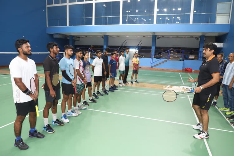 झारखंड के जूनियर शटलरों को अंतरराष्ट्रीय कोच दे रहे हैं ट्रेनिंग