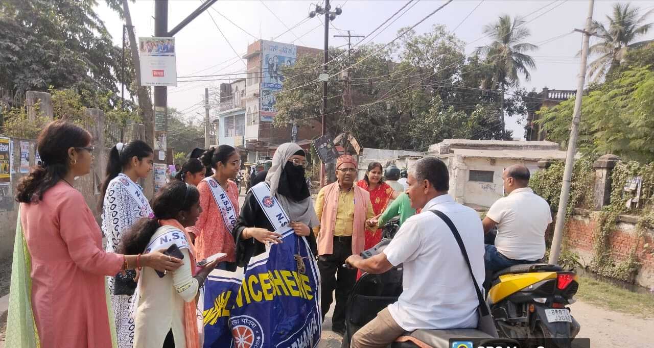Darbhanga News: एनएसएस के स्वयंसेवकों ने वाहन चालकों को पढ़ाया यातायात नियम का पाठ