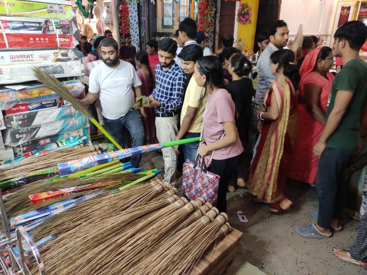 धनतेसर पर समृद्धि का सजा बाजार-जमकर धनवर्षा