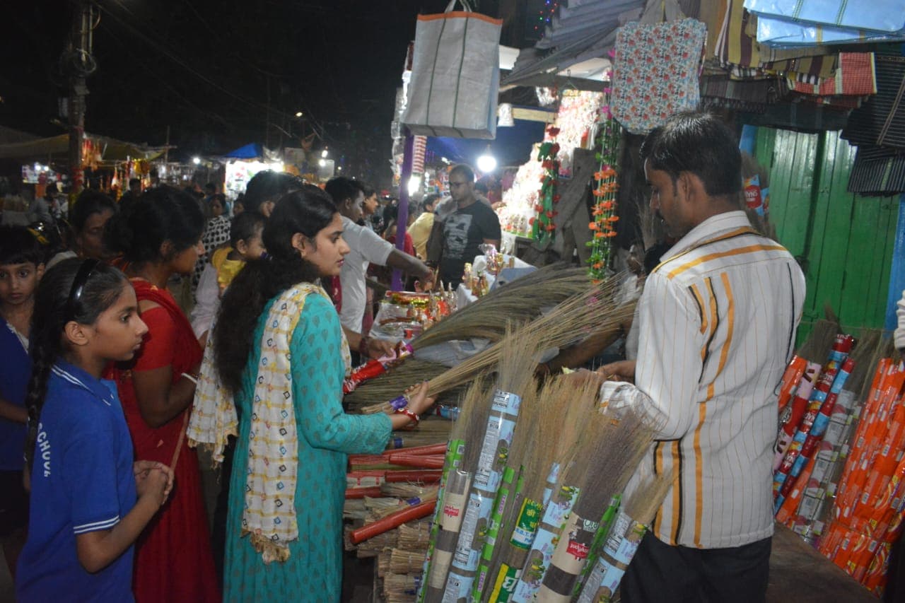 गुलजार हुआ बाजार, चार किलो सोना व 80 किलो चांदी बिकी