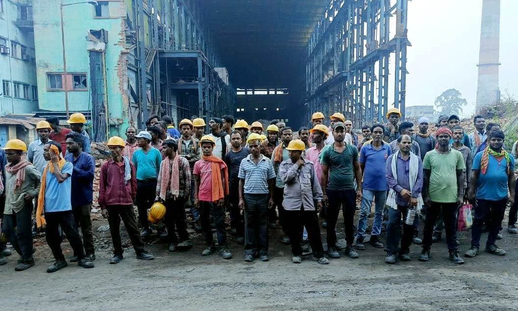 BOKARO NEWS : बोनस की मांग को लेकर मजदूरों ने किया काम बंद