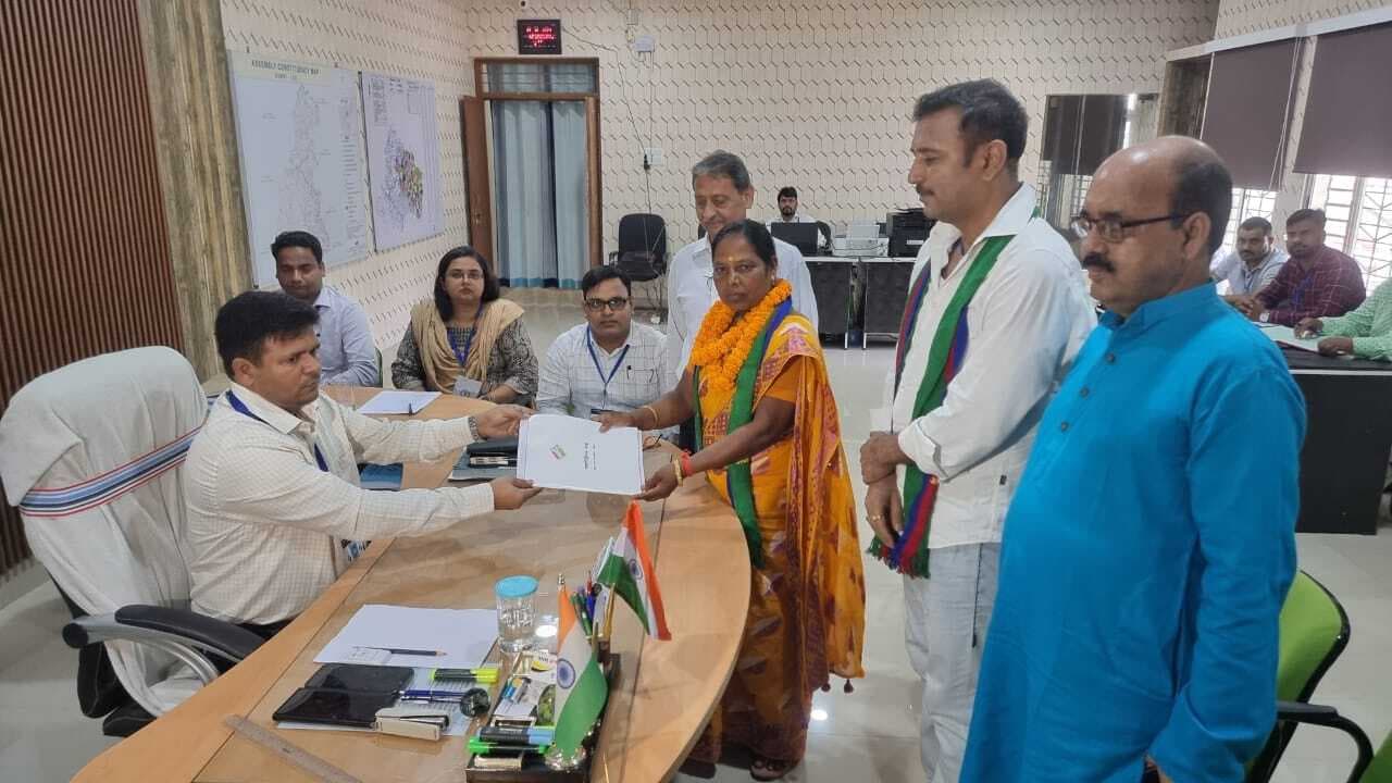 Giridih News : डुमरी विस क्षेत्र से आजसू प्रत्याशी यशोदा देवी ने किया नामांकन