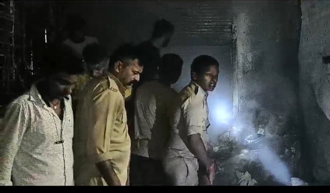 दुकान में लगायी आग, 10 लाख की क्षति, दो गिरफ्तार