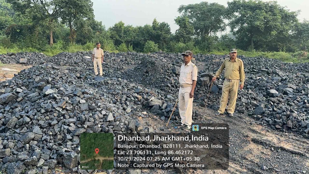 Dhanbad News: सीओ का छापा, सुरुंगा से 100 टन कोयला जब्त