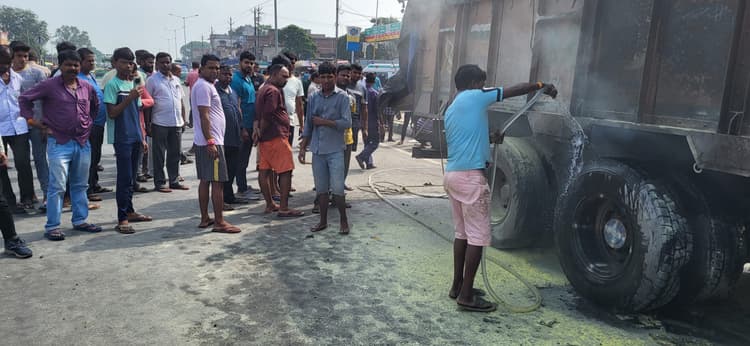 Dhanbad News:टायर ब्लास्ट करने से ट्रक में लगी आग