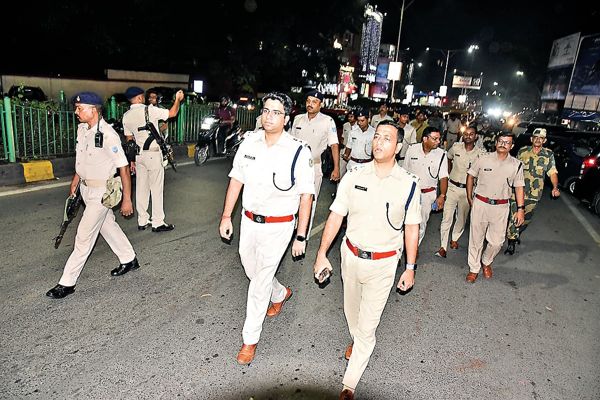 Jamshedpur News : एसएसपी व सिटी एसपी ने बिष्टुपुर में किया फ्लैग मार्च