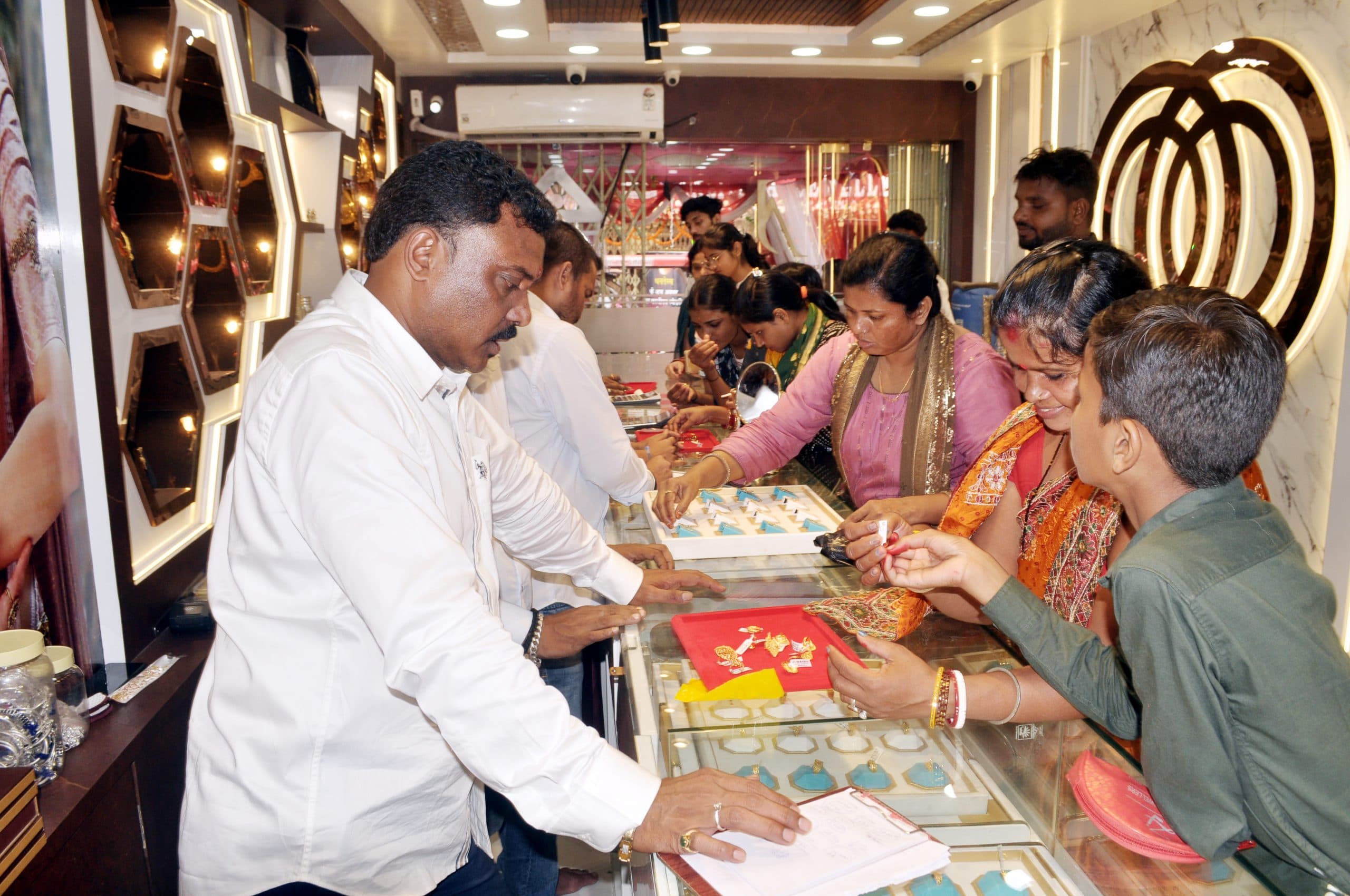 धनतेरस पर दूसरे दिन भी बरसा धन, गुलजार रहे शहर के बाजार