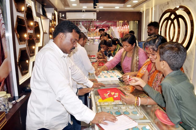 धनतेरस पर दूसरे दिन भी बरसा धन, गुलजार रहे शहर के बाजार